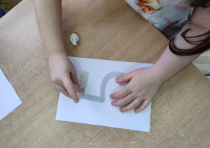 rączki dziecka z plasteliną