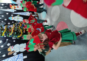 Dzieci w przebraniach elfów