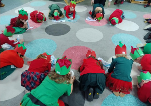 Dzieci w pozycji żółwia