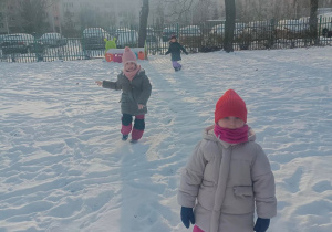 Troje dzieci na śniegu.