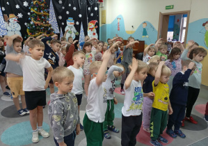 grupa dzieci wykonuje skłony do boku