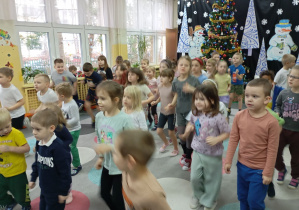 grupa dzieci ćwiczy