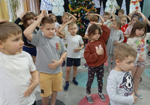 grupa dzieci wykonuje ćwiczenia