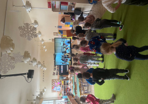 dzieci ćwiczą parząc na ekran