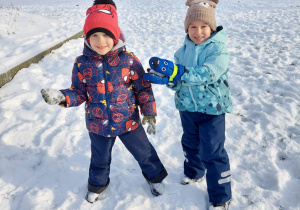 dwoje dzieci na śniegu