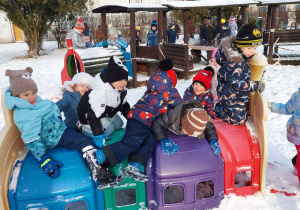 Dzieci bawią się na kolorowej gąsiennicy