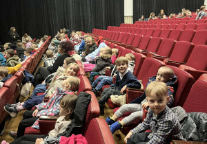 dzieci siedzą na fotelach