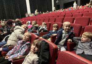 dzieci siedzą na fotelach