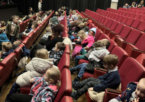 dzieci siedzą na fotelach