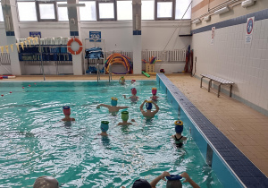 dzieci w basenie ćwiczą