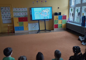 dzieci oglądają bajkę edukacyjną