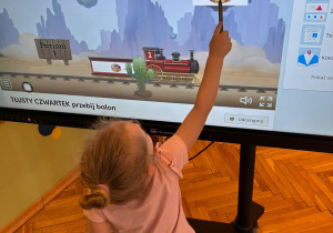 gry edukacyjne na ekranie multimedialnym