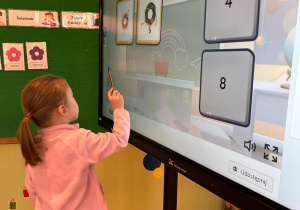 gry edukacyjne na ekranie multimedialnym