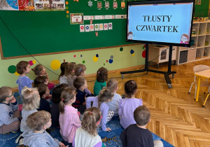 grupa dzieci ogląda film edukacyjny o tłustym czwartku