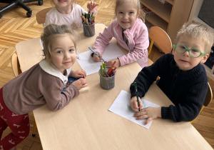 dzieci rysują przy stoliku