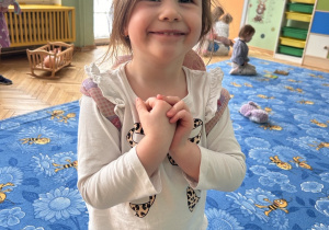 dziewczynka pozuje do zdjęcia