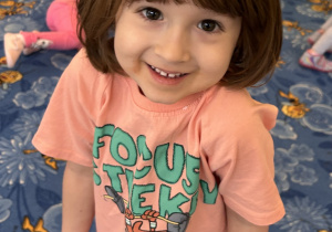 dziewczynka pozuje do zdjęcia