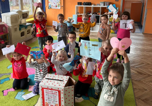 grupa pszczółki z kartkami walentynkowymi