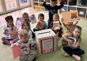 grupa Promyczki z kartkami walentynkowymi