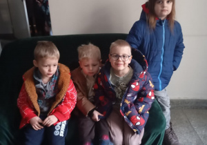 Chłopcy czekają na spektakl