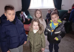 Dzieci czekają na przedstawienie