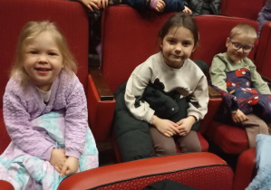 Dzieci siedzą na widowni