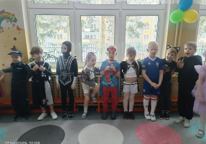 Dzieci w przebraniach karnawałowych