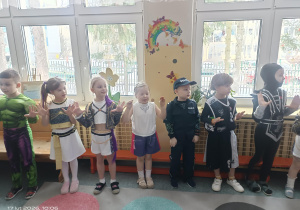 Dzieci przebrane za różne postacie