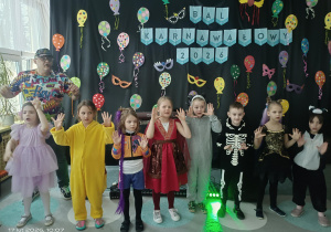 Dzieci w przebraniach na tle dekoracji