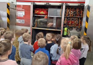 Dzieci oglądają sprzęt strażacki w wozie