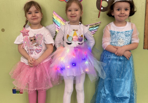 dzieci przebrane w stroje karnawałowe