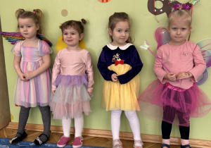 dzieci przebrane w stroje karnawałowe