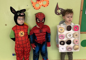 dzieci przebrane w stroje karnawałowe