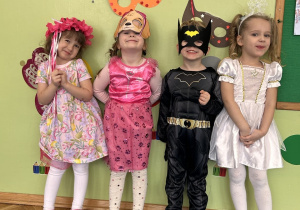 dzieci przebrane w stroje karnawałowe