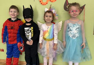 dzieci przebrane w stroje karnawałowe