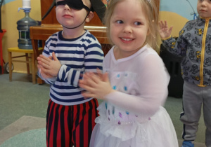 dzieci przebrane w stroje karnawałowe