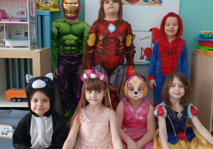 dzieci przebrane w stroje karnawałowe
