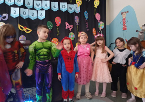dzieci przebrane w stroje karnawałowe