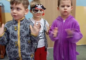 dzieci przebrane w stroje karnawałowe