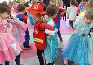 dzieci przebrane w stroje karnawałowe