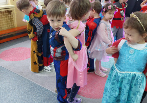 dzieci przebrane w stroje karnawałowe