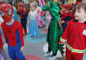 dzieci przebrane w stroje karnawałowe