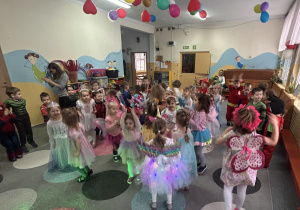 dzieci podczas bal karnawałowego