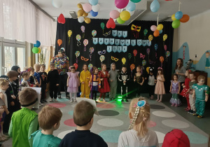 dzieci podczas bal karnawałowego