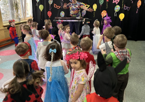 dzieci podczas bal karnawałowego