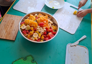 miska z pokrojonymi owocami