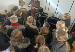 Dzieci w salonie fryzjerskim