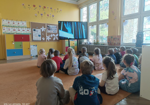 dzieci oglądają film