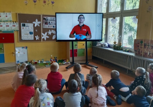 grupa dzieci ogląda film edukacyjny