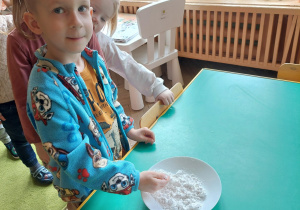 chłopiec dotyka mąki